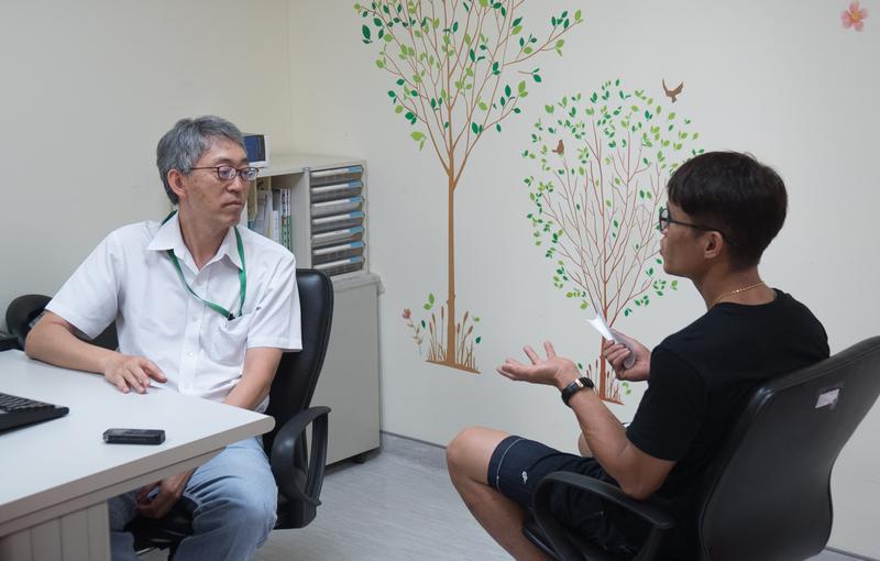 束連文醫師與張志偉(右),(攝影/吳逸驊)