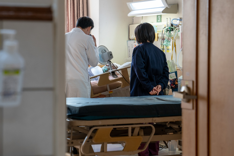 《病主法》上路後，為什麼依賴呼吸器的病人仍是「善終孤兒」？