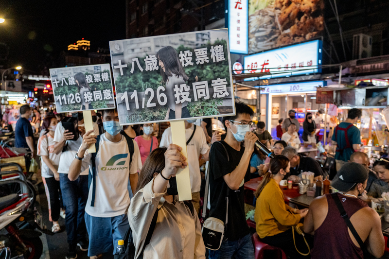 18歲公民權倡議團體「台灣青年民主協會」,在投票日前到板橋湳雅夜市進行街講活動,希望喚起民眾對台灣首次修憲複決案的關注。(攝影/陳曉威)