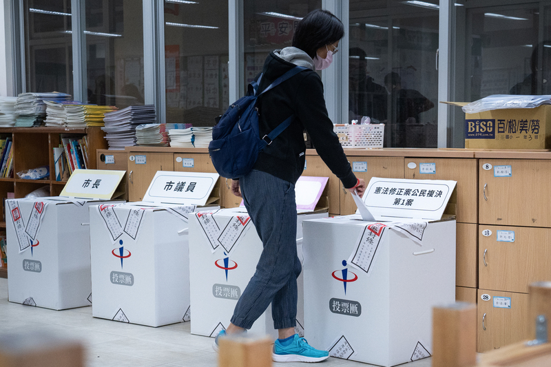 11月26日,民眾前往投票所投下台灣第一件憲法修正案的公民複決票。(攝影/陳曉威)