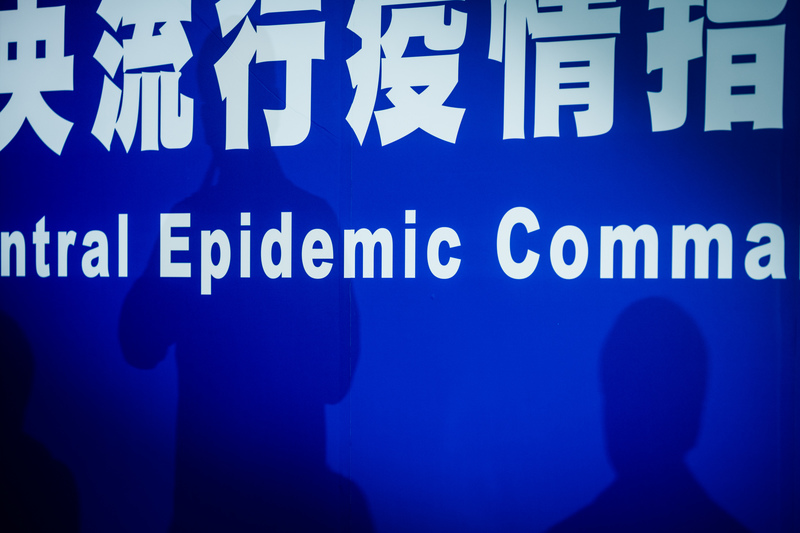 九合一大選時確診者不能行使憲法賦予人民的投票權,有評論認為這凸顯出COVID-19防疫過程中太局限於衛福部的決策範圍內,缺少跨部會的整合。(攝影/余志偉)