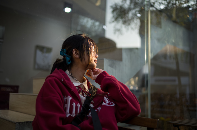 跨女璟兒最早的性別認同相關記憶,是她幼稚園時看到畢業班穿芭蕾舞裙演出,回家向媽媽表達自己也想當女生、穿裙子,卻被母親鎖在門外一整晚,她拍門哭喊「再也不會說要當女生」才被放進門。(攝影/黃世澤)